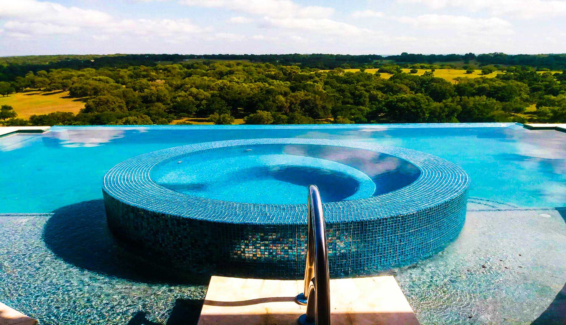 hills-edgeless-pool-fountain-spa-02